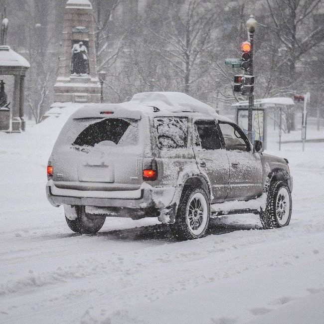 Vacanze sulla neve: come preparare l’auto per viaggiare in sicurezza